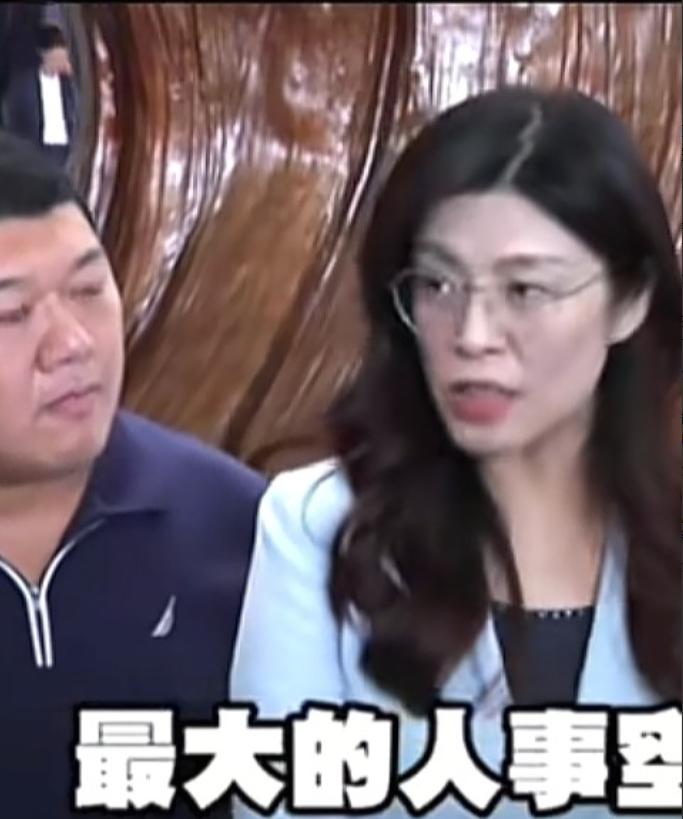 郑丽文要忙了，朱带着211名人员辞职

10月底的台湾政坛，郑丽文刚坐上国民党主