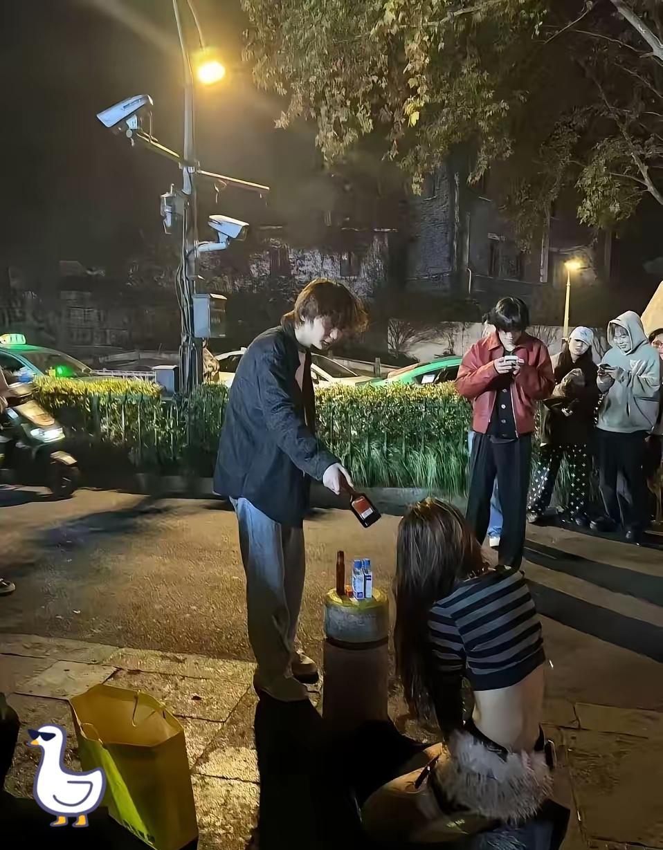 最新大瓜！杭州又现年度纯爱大戏！
这哪是纯爱战神，分明是“氪金式抓包”的狠人啊！