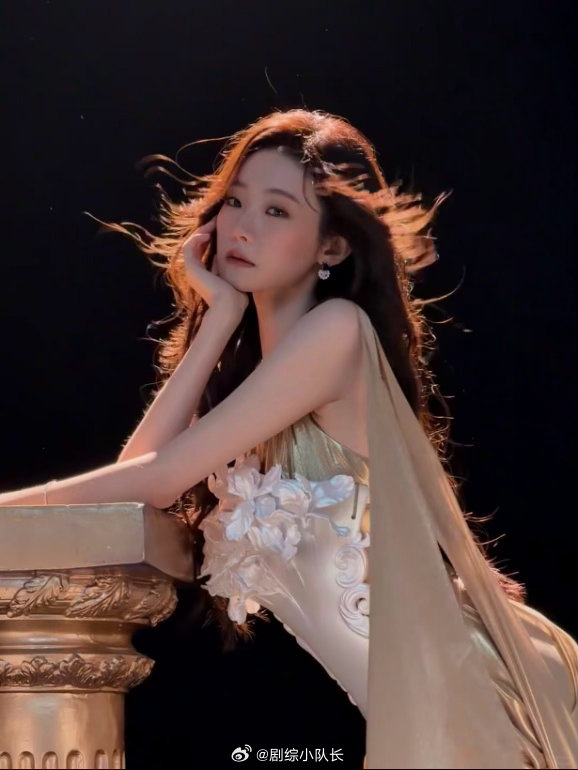 张艺凡从油画里走出的神女张艺凡神女爱世人 今天的张艺凡杀疯了！眉眼如画气质绝尘，