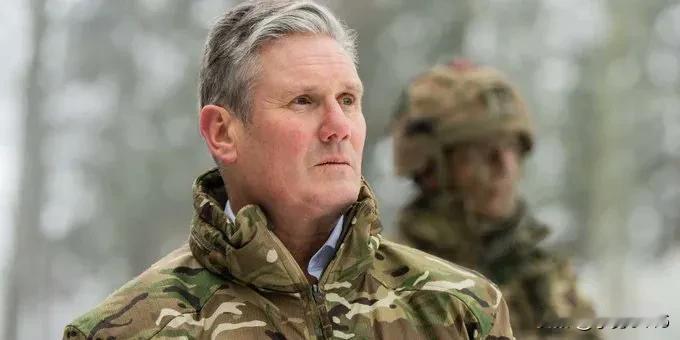 英国首相斯塔默准备批准一笔180亿英镑的国防开支增幅，官员称这笔钱用于现代化武装