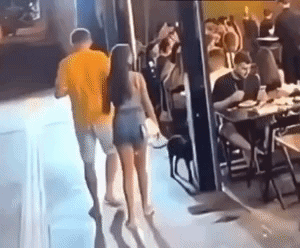 国外一女子陪男朋友逛街的时候，途经一家餐厅门口。
女子无意间扭头看见桌子上有一盘