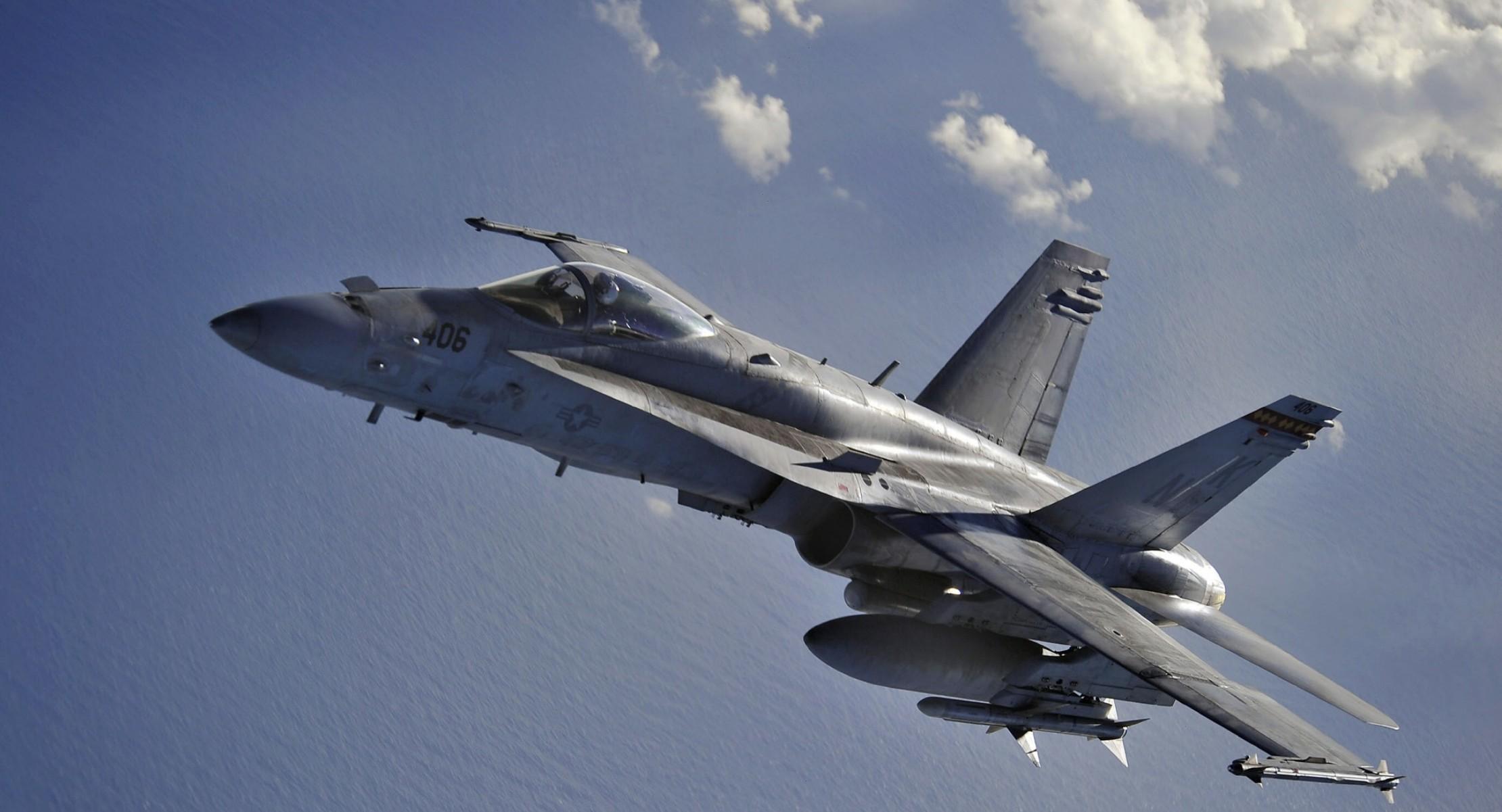 每天认识一件兵器 F/A-18“大黄蜂”战斗/攻击机英文名称：F/A-18 Ho