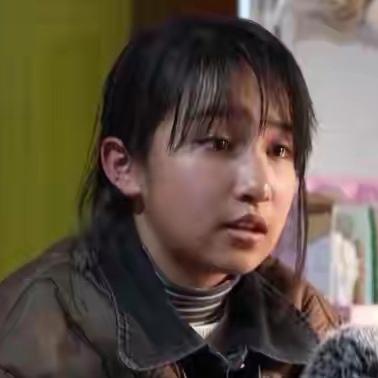 宁夏13岁少女李佳婷，骑车路过冰湖时，遇4岁男童坠冰。她主动施救，在冰面匍匐前进