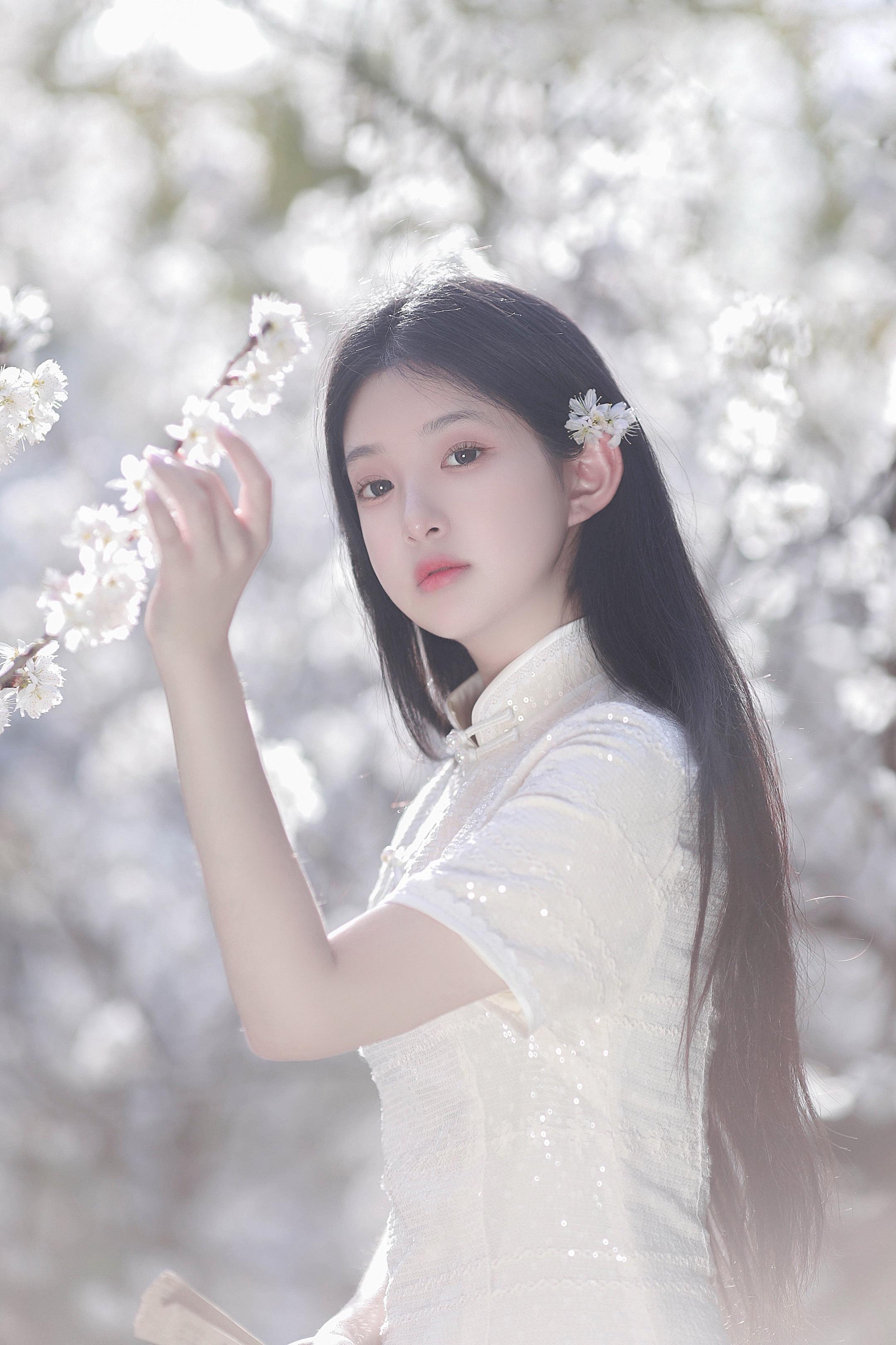 感我此言良久立 却坐促弦弦转急。