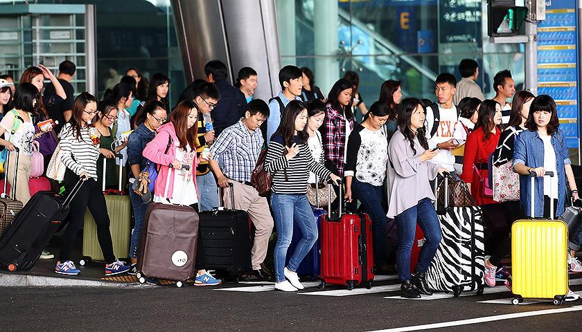 外交部都提醒别去了，还有人抢着送钱，这三个国家凭什么这么横？
 
2026年以来