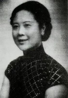1937年，张学良走进寺庙上香，一个女子悄悄掏出手枪，准备杀死他，这时于凤至双腿