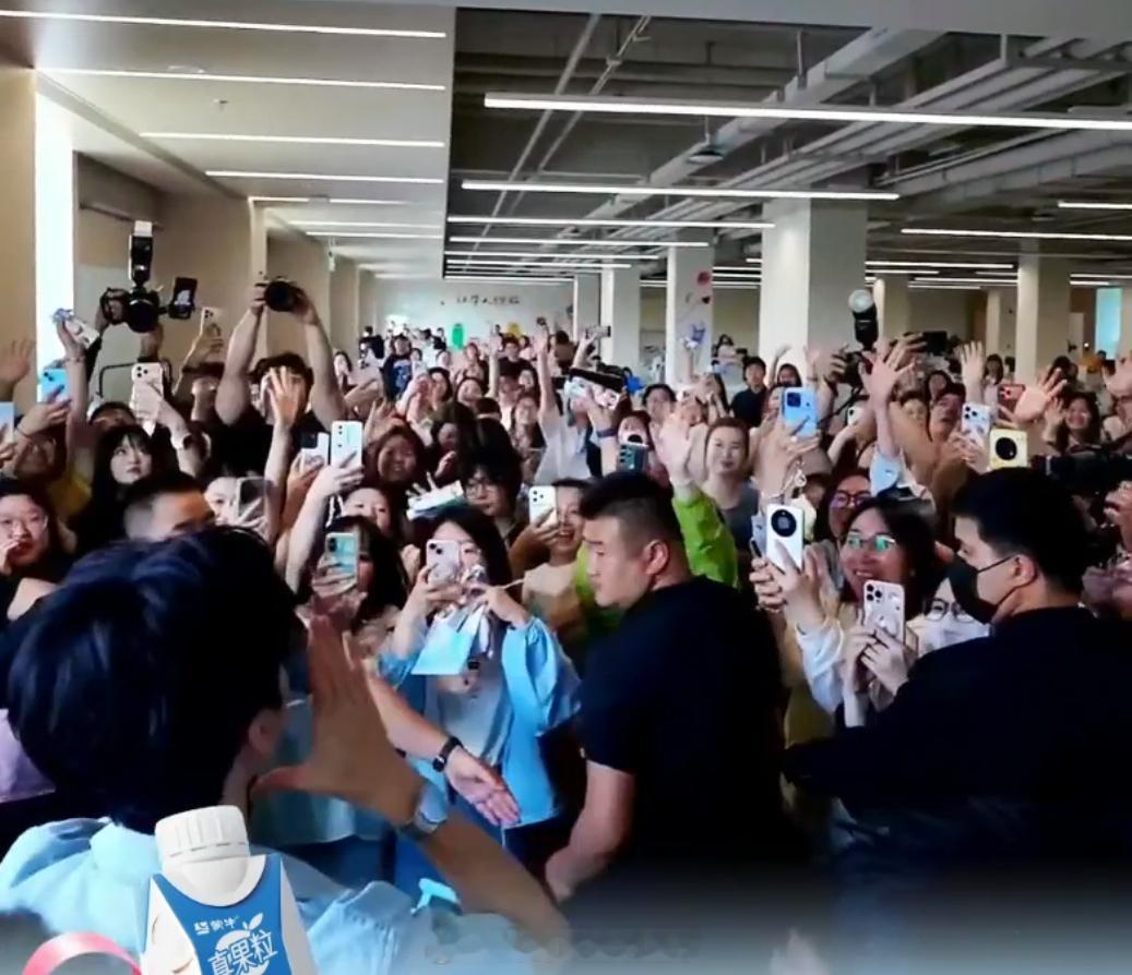 看龚俊直播扫楼我现在满脑子都是“俊俊你好帅”“俊宝你好帅”“好帅啊啊啊啊啊” 全