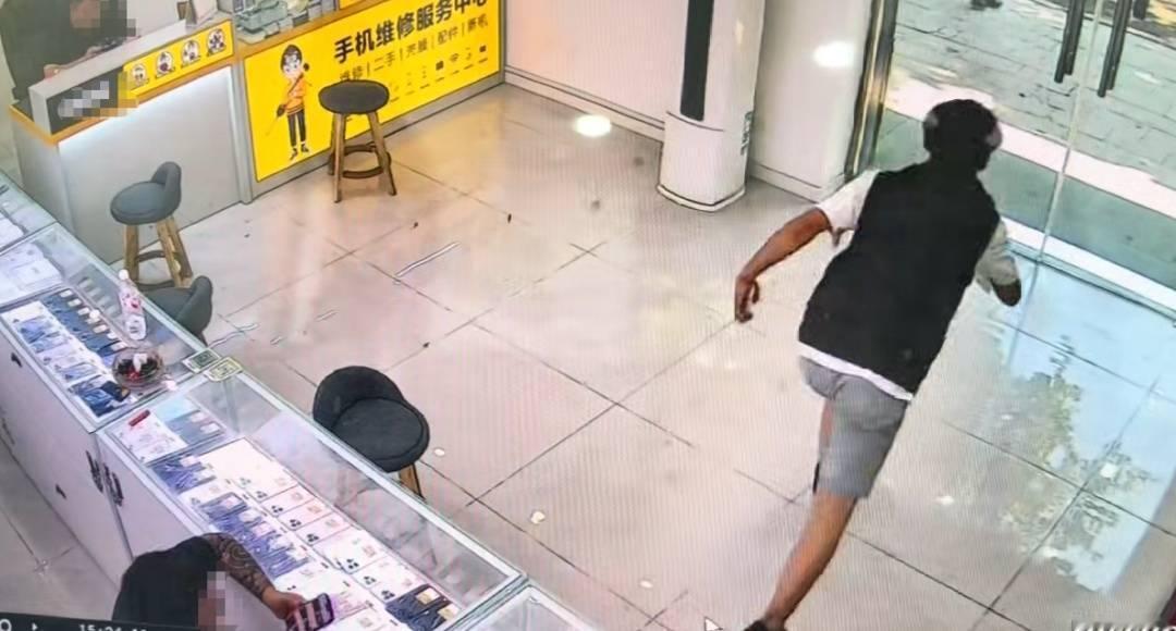 “太出人意料了！”8月2日下午，山东青岛一处广场人流量热闹繁华，就在灯火通明逛街