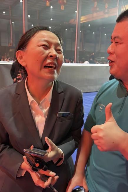 崔培军在年会现场一声吼：“郭玉梅，拿钱！”接着就给每个先进员工加发了2万奖金。