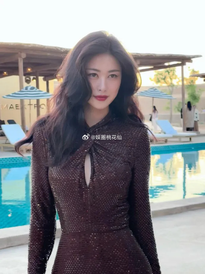 朱珠释放出了一组超美的大片，她搭配的很有气质，看上去年轻又迷人，真的是好漂亮 