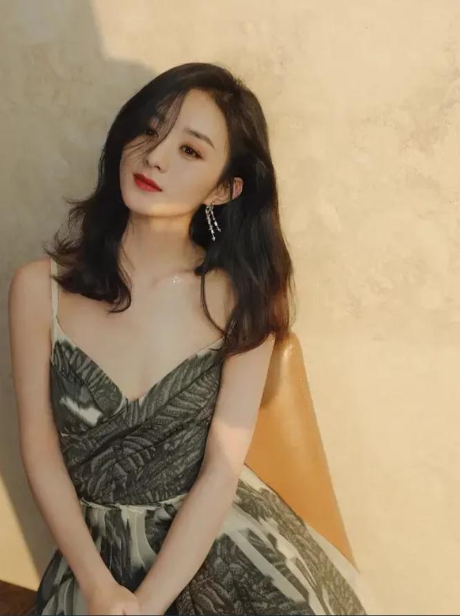 赵丽颖复出后，变得比以前更有女人味，在打扮上也下了很大功夫。现在，她已经不
喜欢