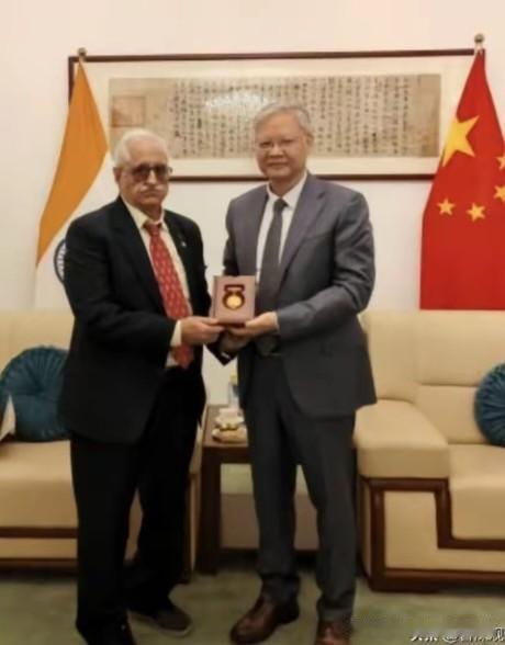 拆解网络谣言！

外交礼节被恶意曲解，无视民意言论无任何实锤

近期网络流传一段