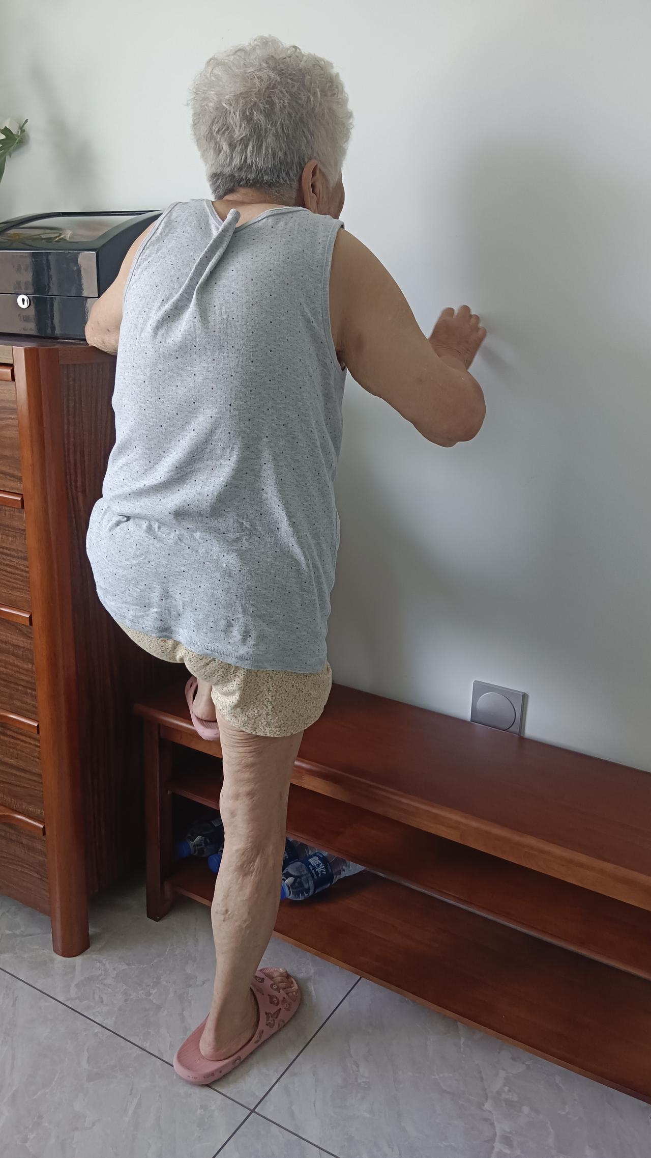 如何支持和关爱失智症患者?在这个特殊的家里，时间好像特别的漫长。面对失智老人一遍