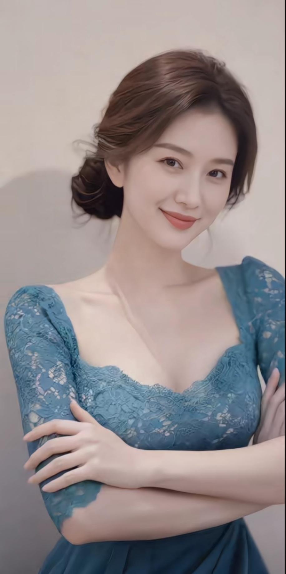 清爽少妇，眼神柔柔的带着光。少妇颜值天花板 人美笑容也甜