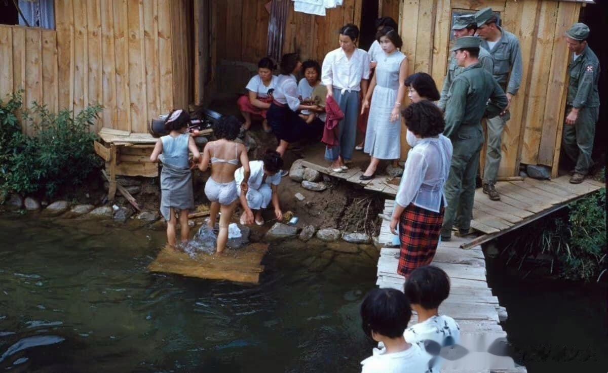 这些是60年代，为美军提供特殊服务的韩国女性。这些女性被安排在美军基地周边的“基