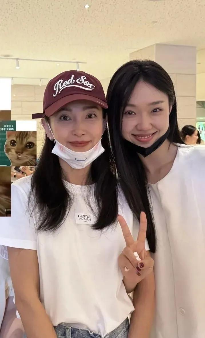 今日，好多网友都超幸运地偶遇到李冰冰啦！她居然在商场看电影呢，身边还跟着艺人管乐