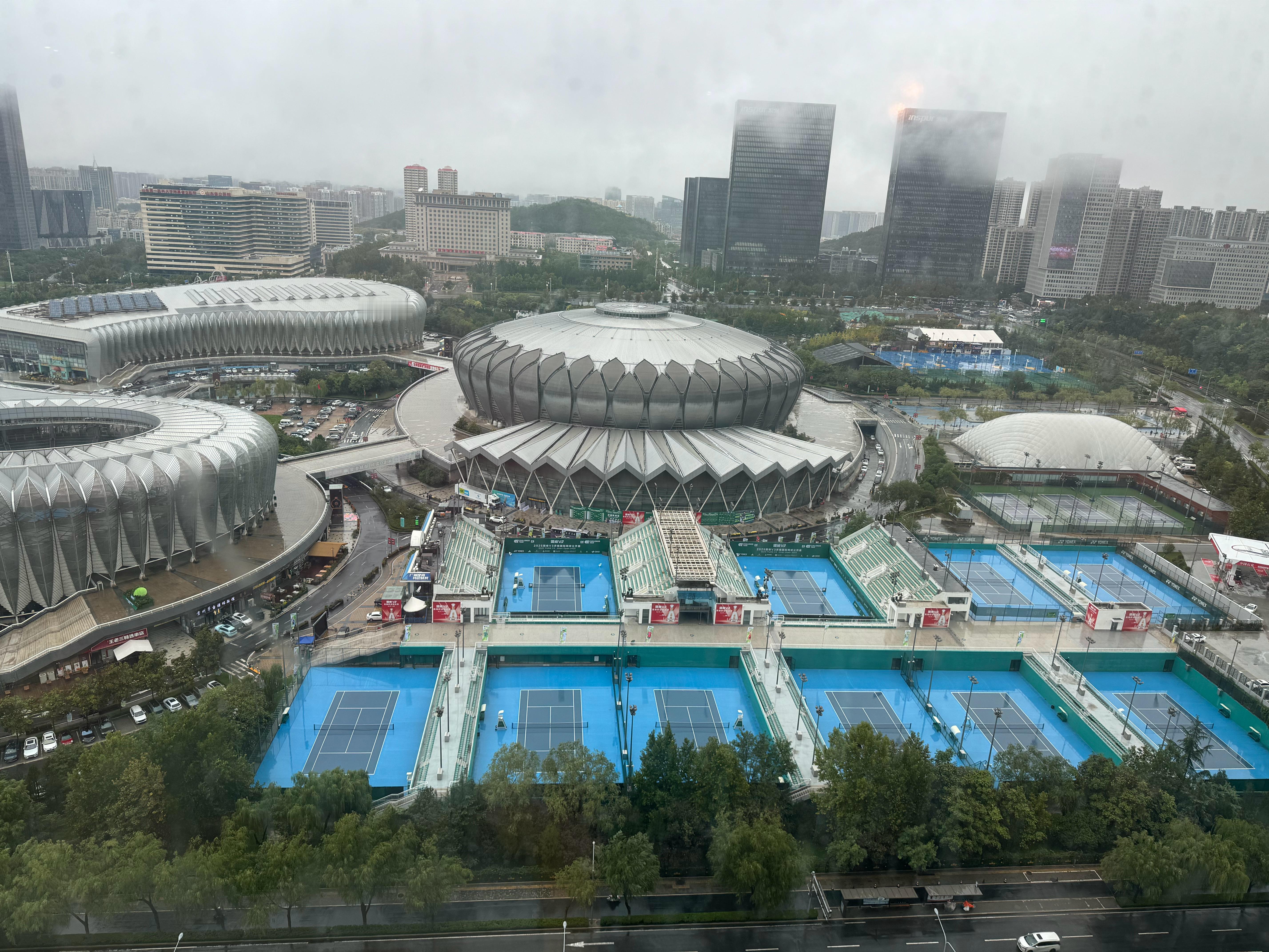 2025济南国际网球公开赛 今日依旧下雨，比赛继续在室内进行。  ​​​