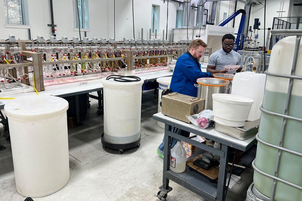 美国不再画饼，直接逼盟友掏钱。贸易代表格里尔放话，各国必须以国家安全溢价购买高价