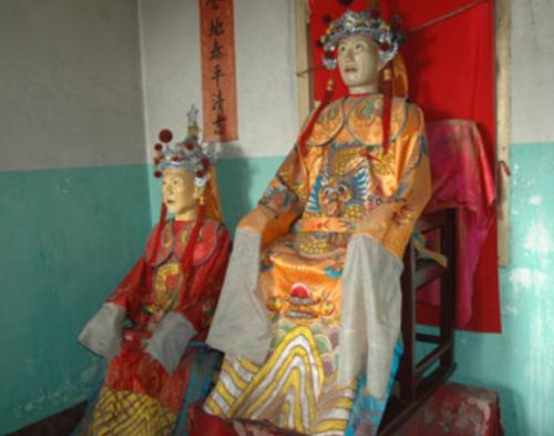 2000年，江西的一个小伙子，为了遵遗嘱，将父亲制成了“木乃伊”，甚至供奉在家中