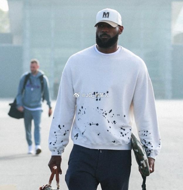 今日，湖人官推晒出一组球员前往客场登机照。“起飞✈️”湖人官推写道。湖人将于明日