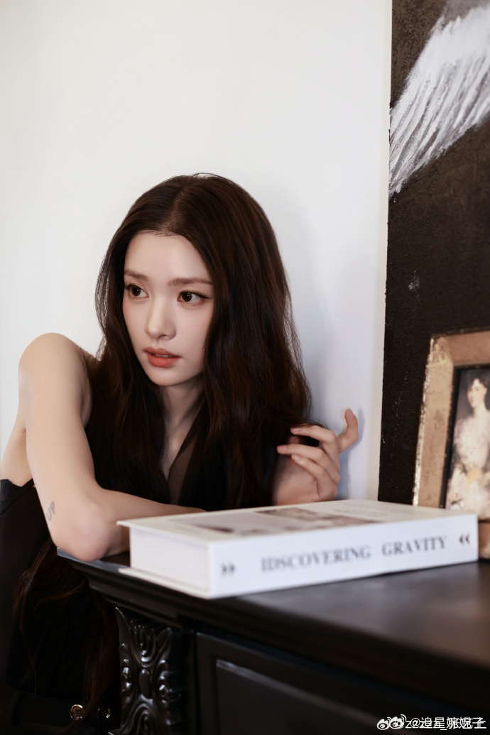 差点把张艺上认成裴珠泫眼神气质都好相似🤯，都是清冷挂，张艺上这次真的让人眼前一