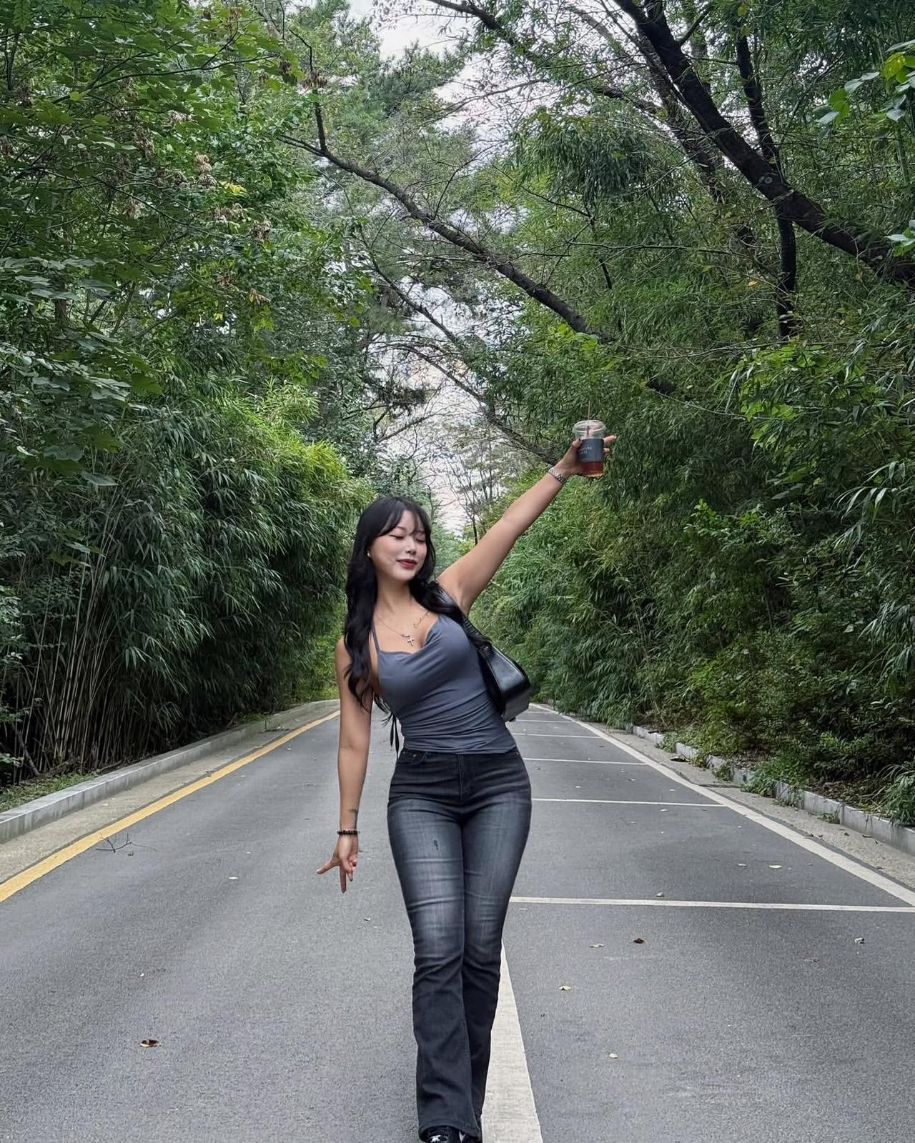 风是树叶的信差，光斑在衣角跳着碎步，连呼吸都裹着草木的软香。
伸个懒腰，让心事和