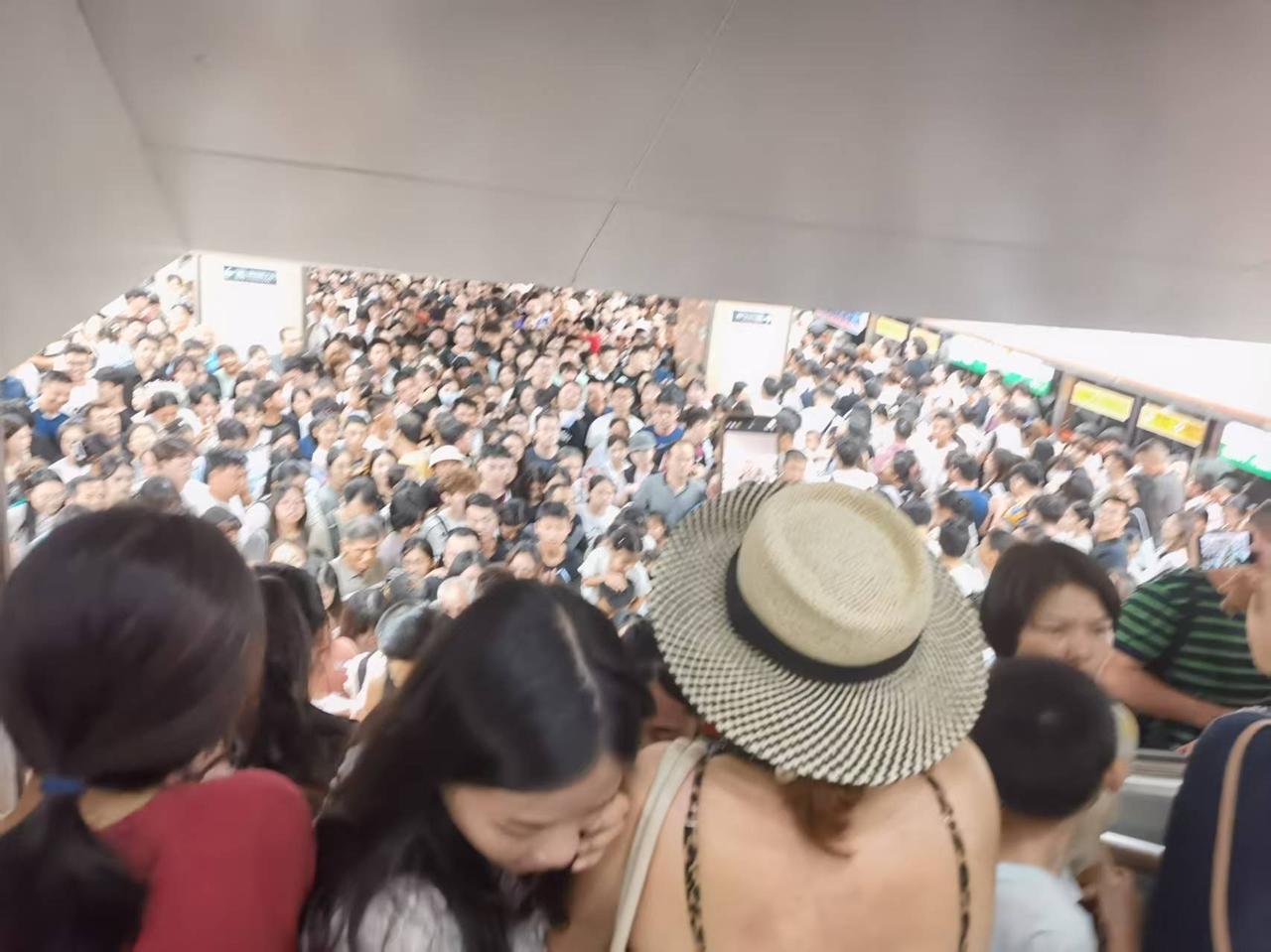 此时2025年8月6日晚上19:45分，厦门集美园博苑进岛地铁站，拥堵的人群盛况