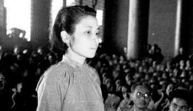 1951年，国民党女特务王化琴被解放军战士押往刑场，就在行刑队准备拉响枪栓时，四