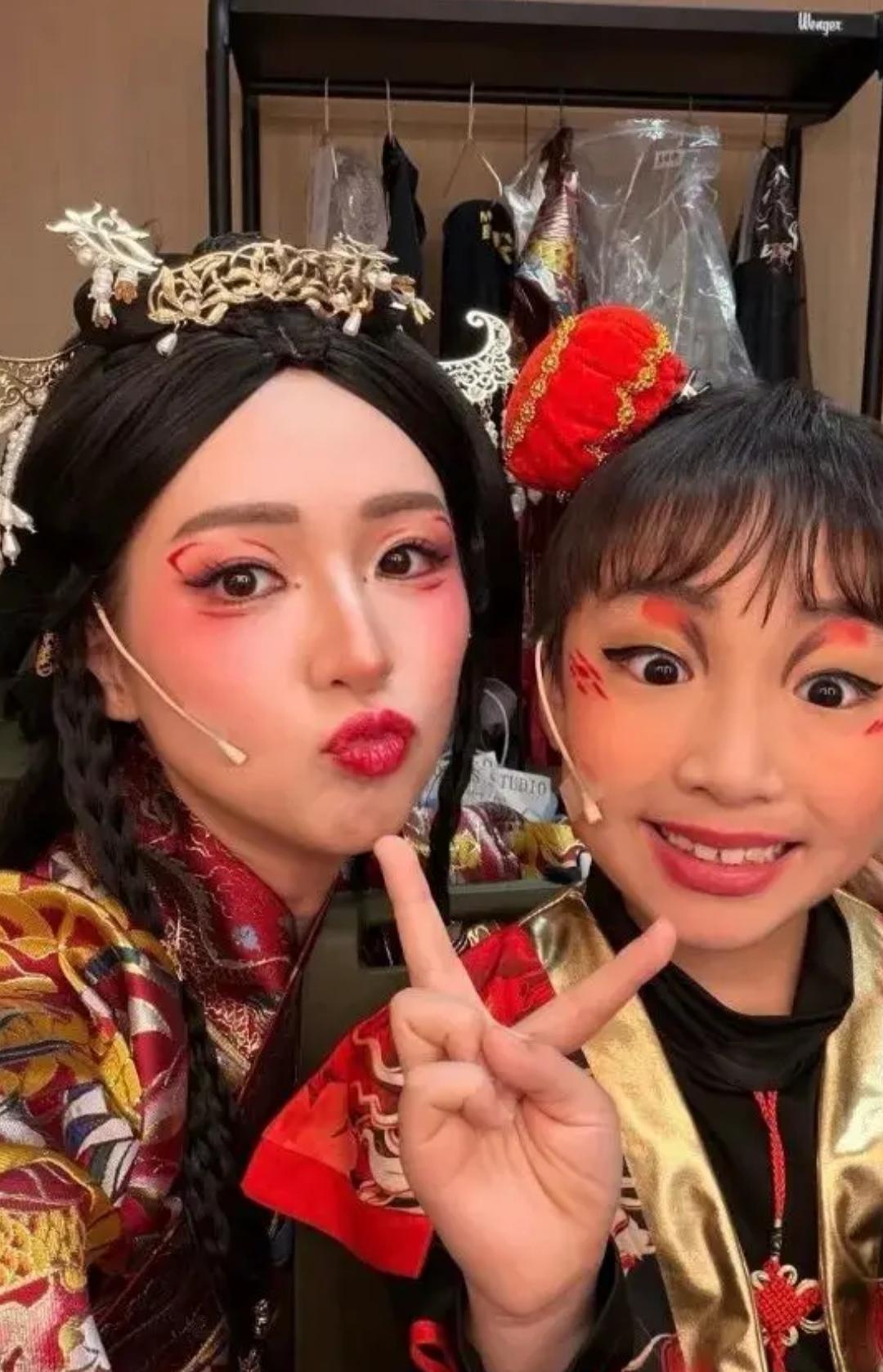 孙慧雪最近带着儿子，
一起演了《西游记》的舞台剧，
戏里演母子，
戏外也是真母子