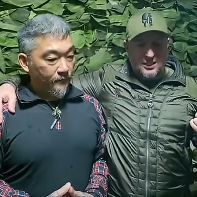 俄军“阿赫马特”特种部队一名呼号为“丹尼亚”的日裔士兵，当众焚毁了自己的日本护照