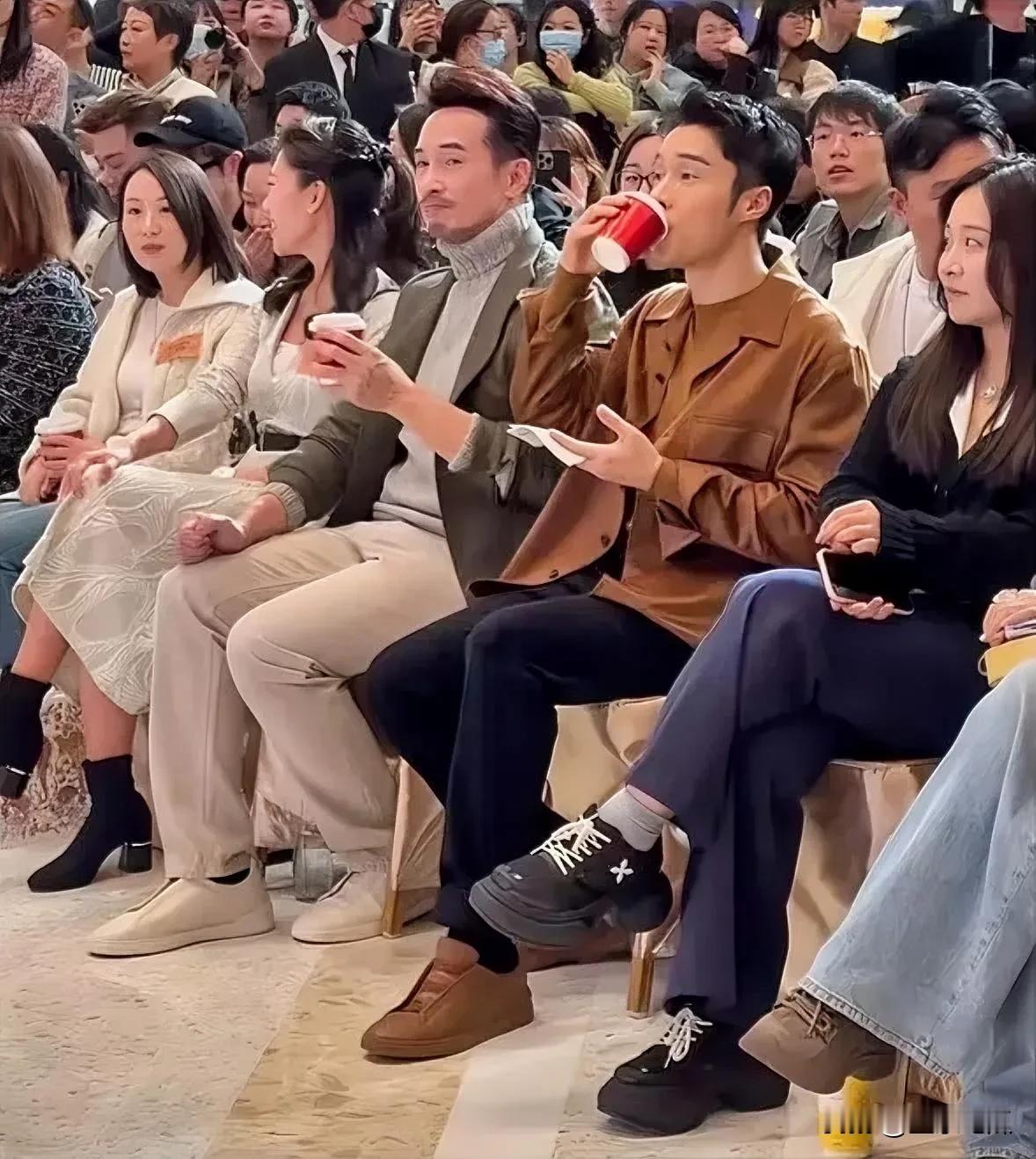 坐在中间这位男士太帅气了吧，年龄越大越帅气，越老越酷，越来越时髦，就连坐在他旁边