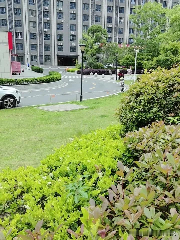 我认为应该。

高铁站台也是公共场合也有很多的旅客讨厌有烟味。

吸烟既然有害健