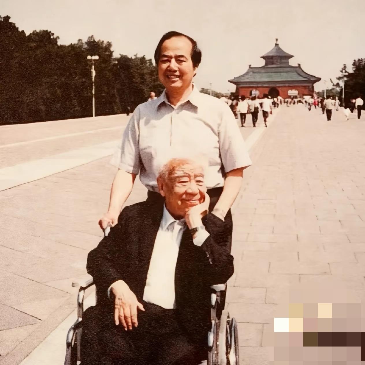 李政道和恩师吴大猷游览北京，一张罕见的留影，这张照片拍摄于1992年5月的北京天
