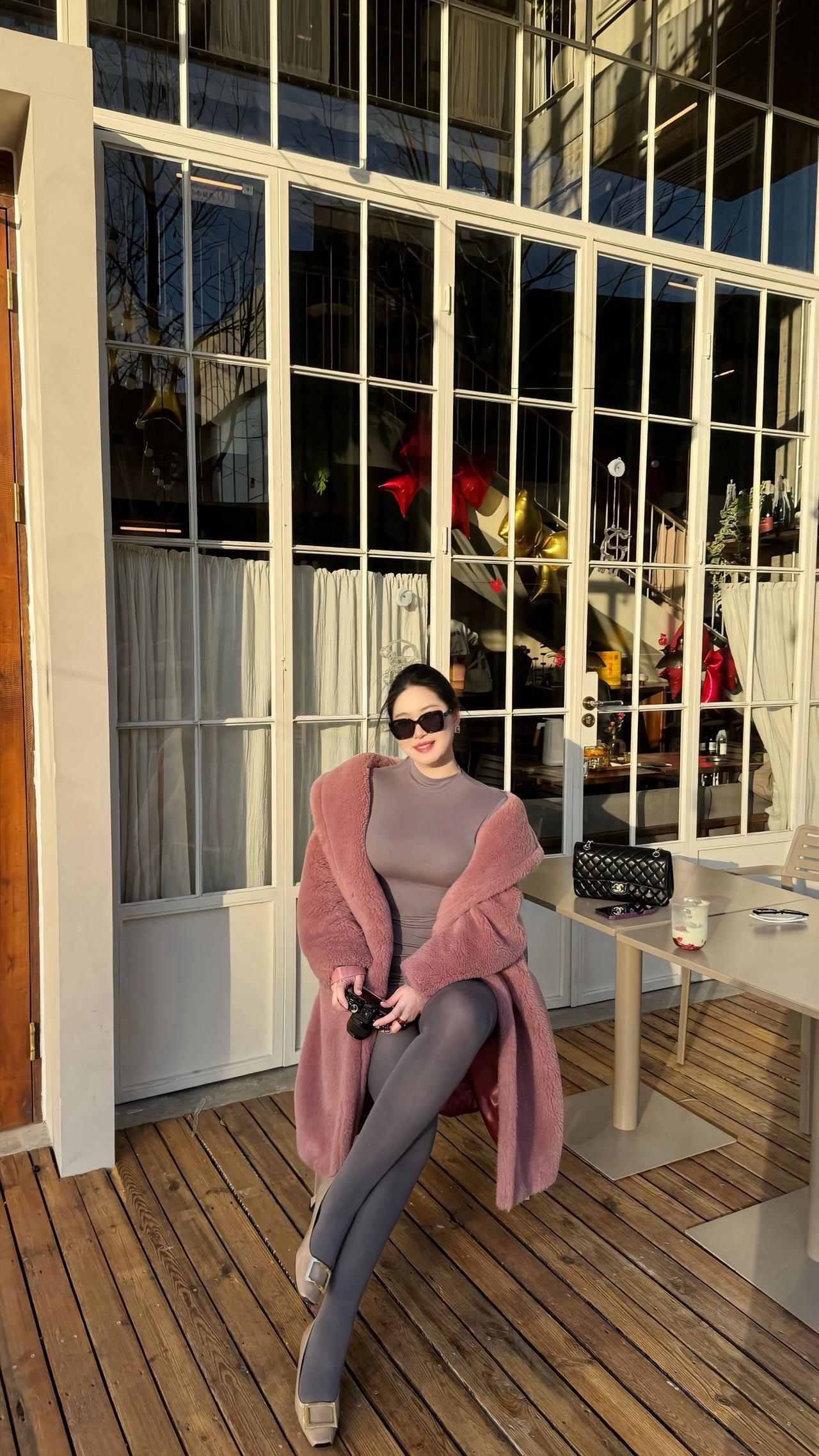 冬日穿搭指南：粉色毛呢大衣搭配灰色丝袜，温暖又时尚！