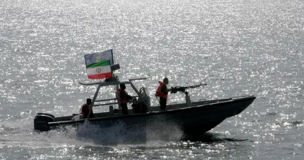 2026年4月26日，伊朗议会高官阿齐兹放话：“所有想从霍尔木兹海峡过的船，都得