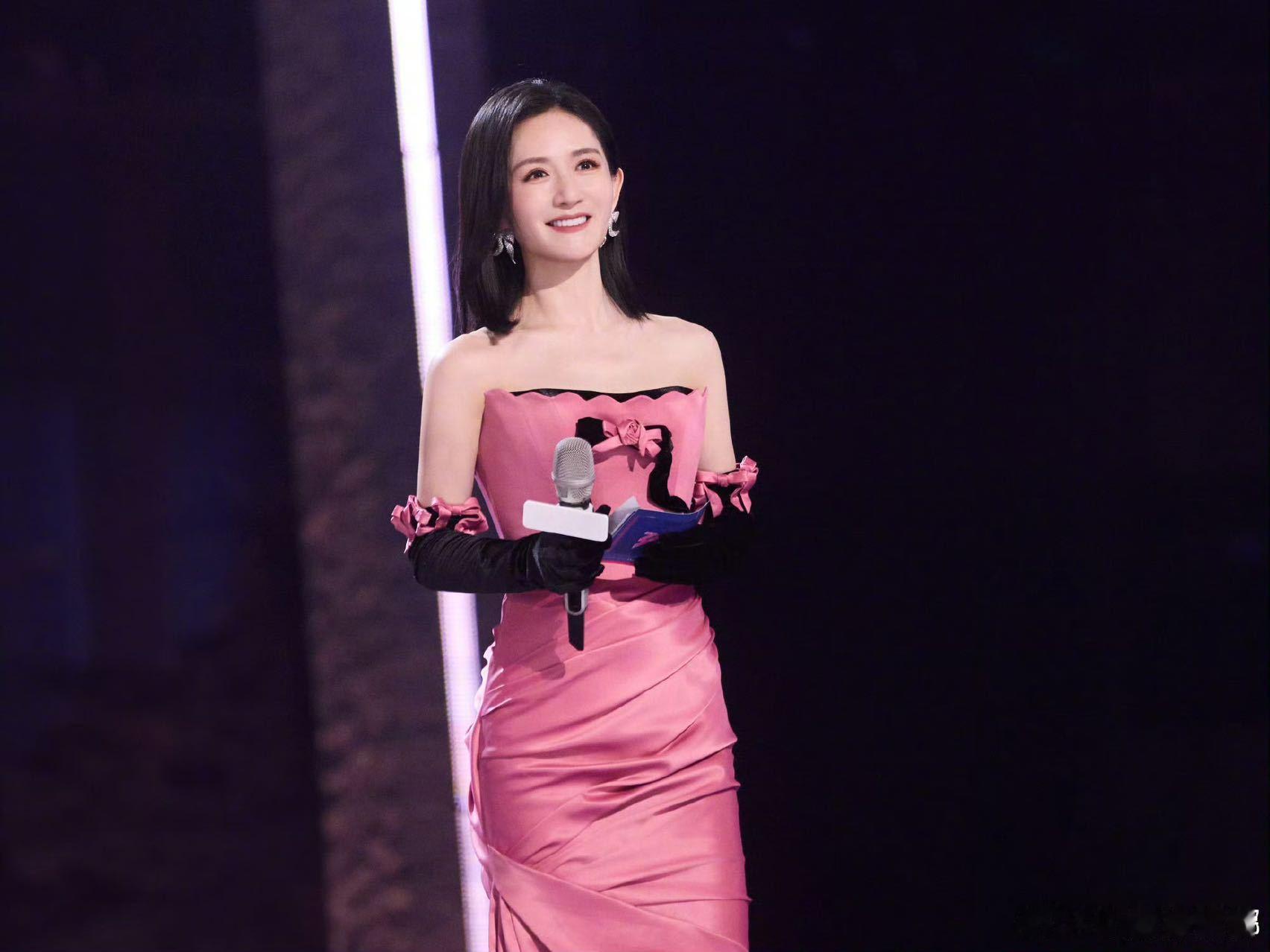 孙怡给谢娜吓出汗来了 谢娜简直就是女综里的气氛担当，性格开朗大方亲和力拉满，跟姐