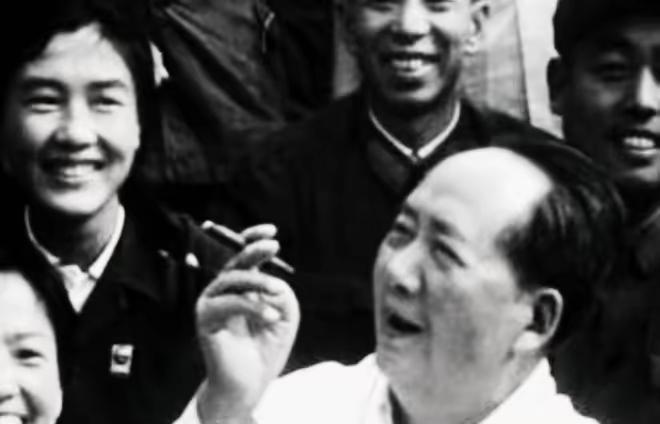 毛主席确实烟瘾重，重到什么程度？毛主席晚年患上了肺病，医生劝他戒烟，但始终没有戒