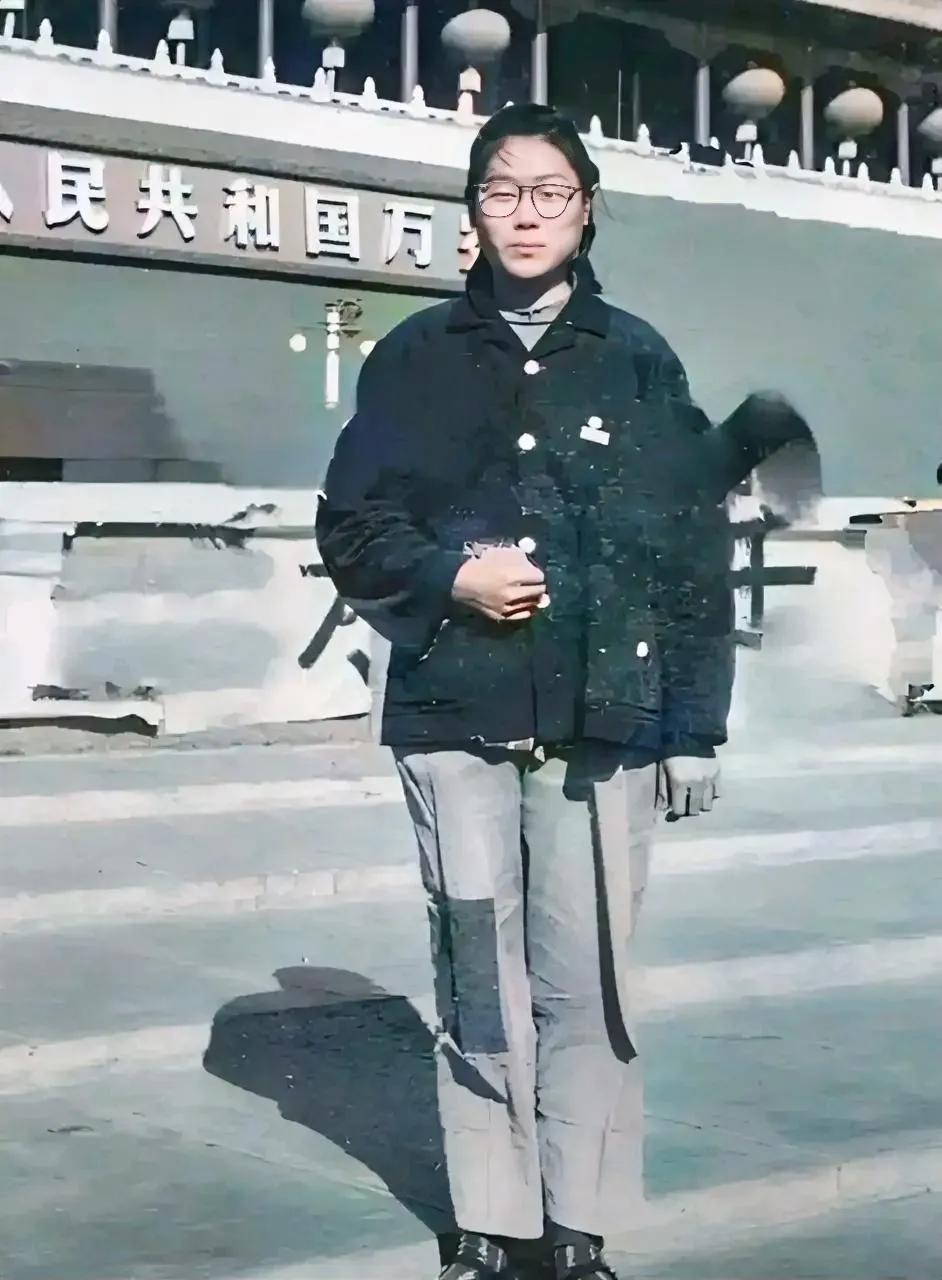 60年代，一个穿着补丁衣服的女孩，在天安门广场前，留下了这一张照片，从镜头中我们