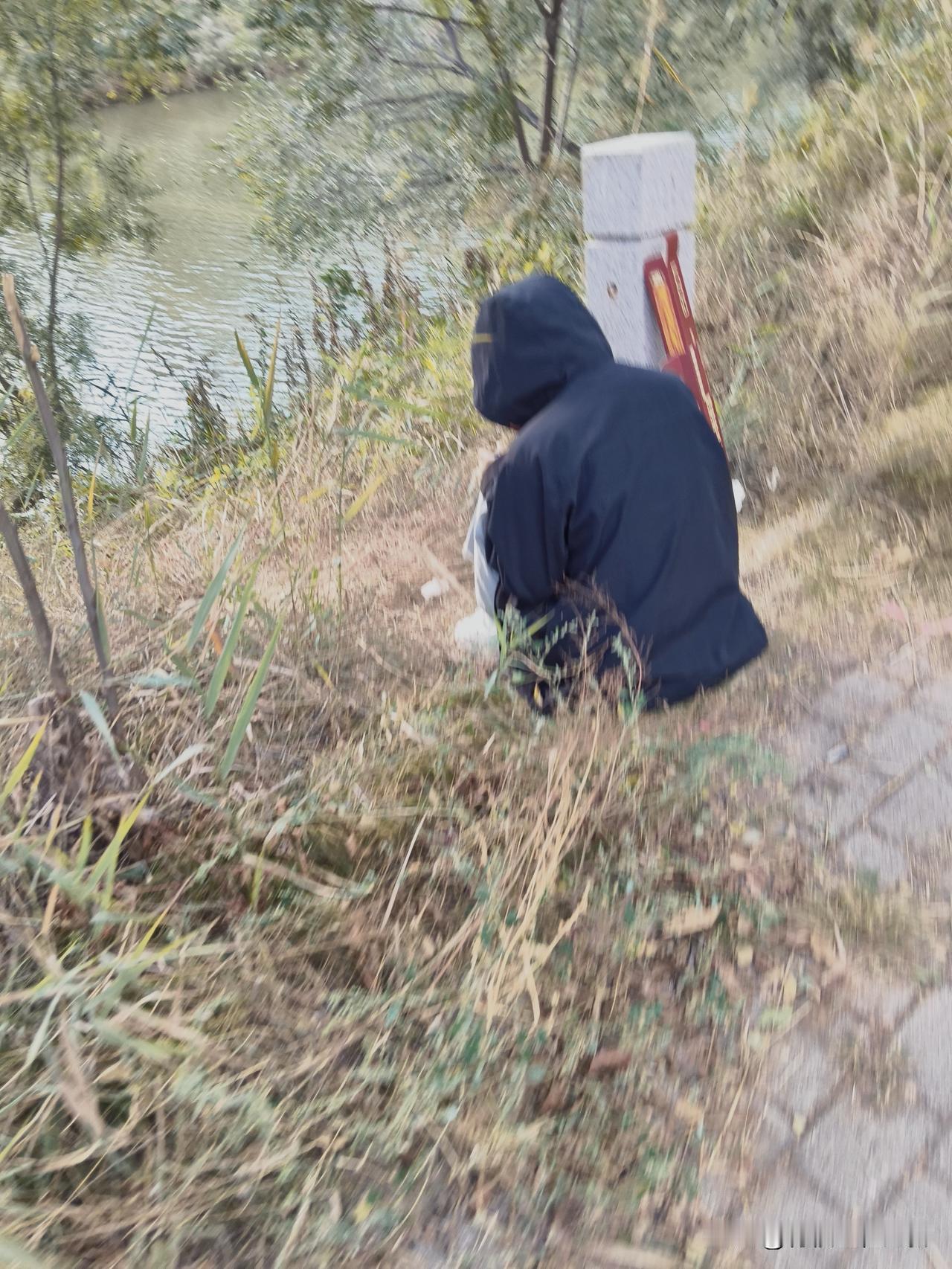 下午在运河边徒步，走着走着，被河边草坡上坐着的一个人，吓一跳。

他戴着帽子，低