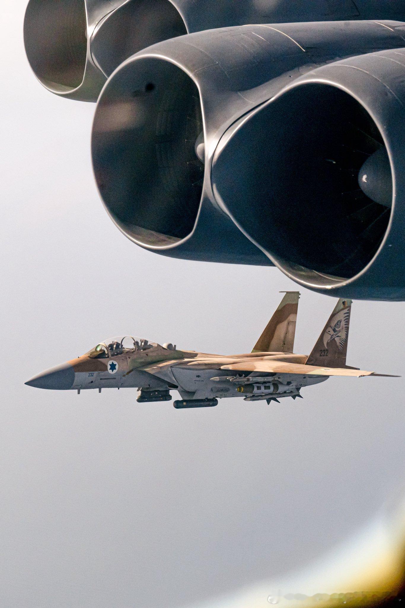 美伊以冲突 F-15I为轰炸伊朗的B-52H护航 