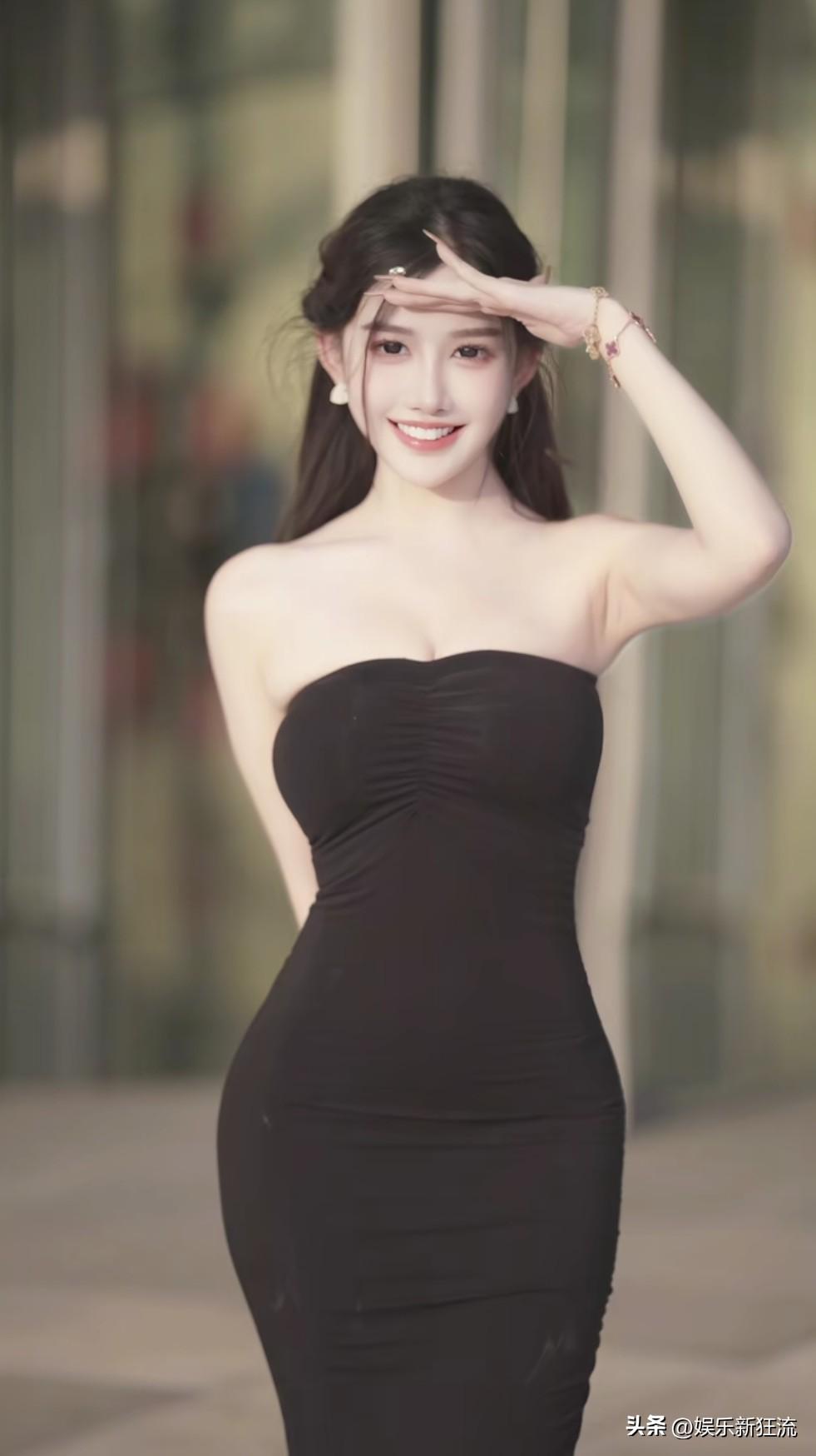 李青青不愧为电母啊，她的笑容真的好治愈，眼睛能够释放强大的电流的感觉，让人一看内
