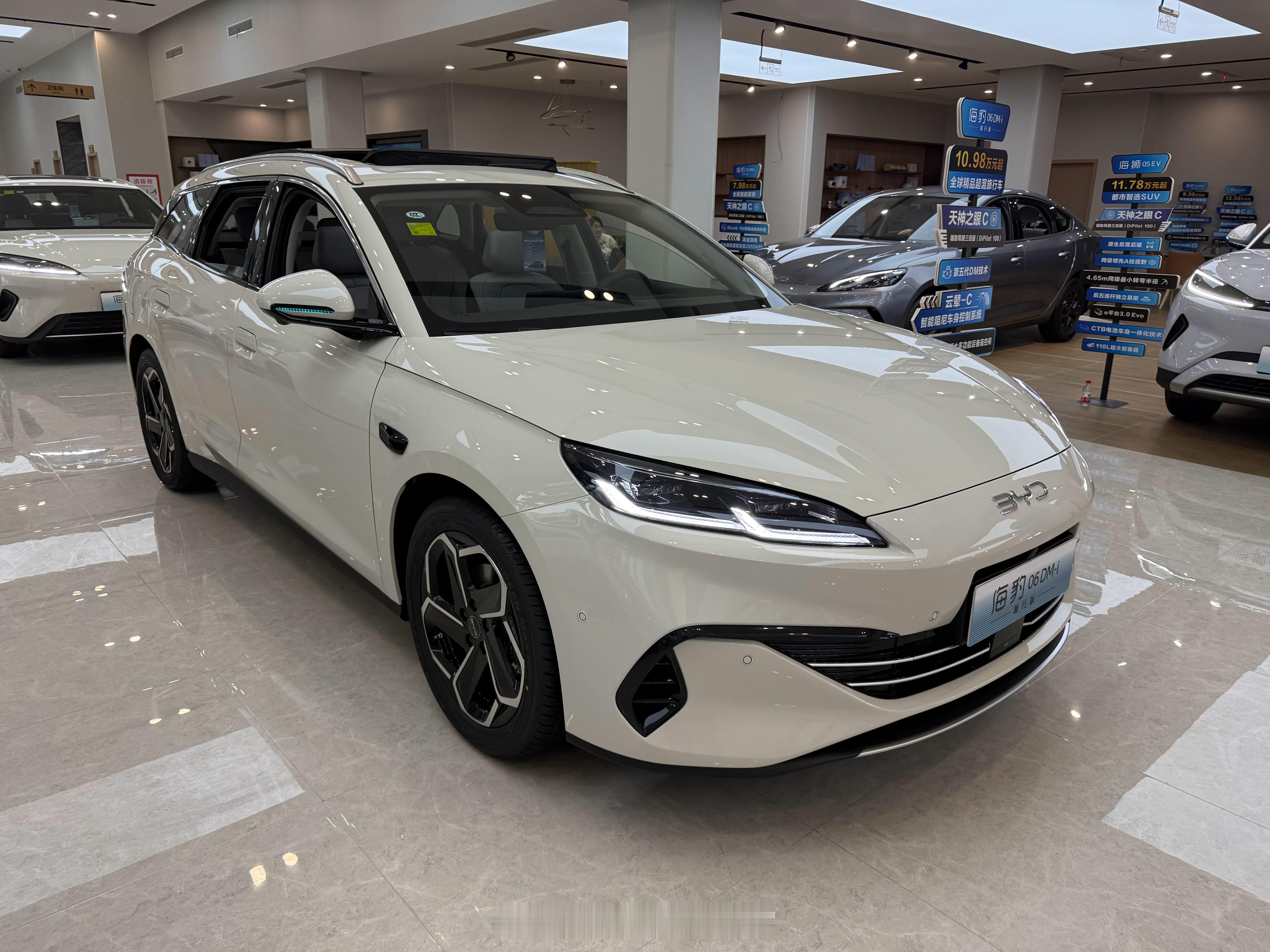 比亚迪这款旅行车很有一点曾经的斯巴鲁力狮旅行版的感觉，空间确实很大，而且实际配置