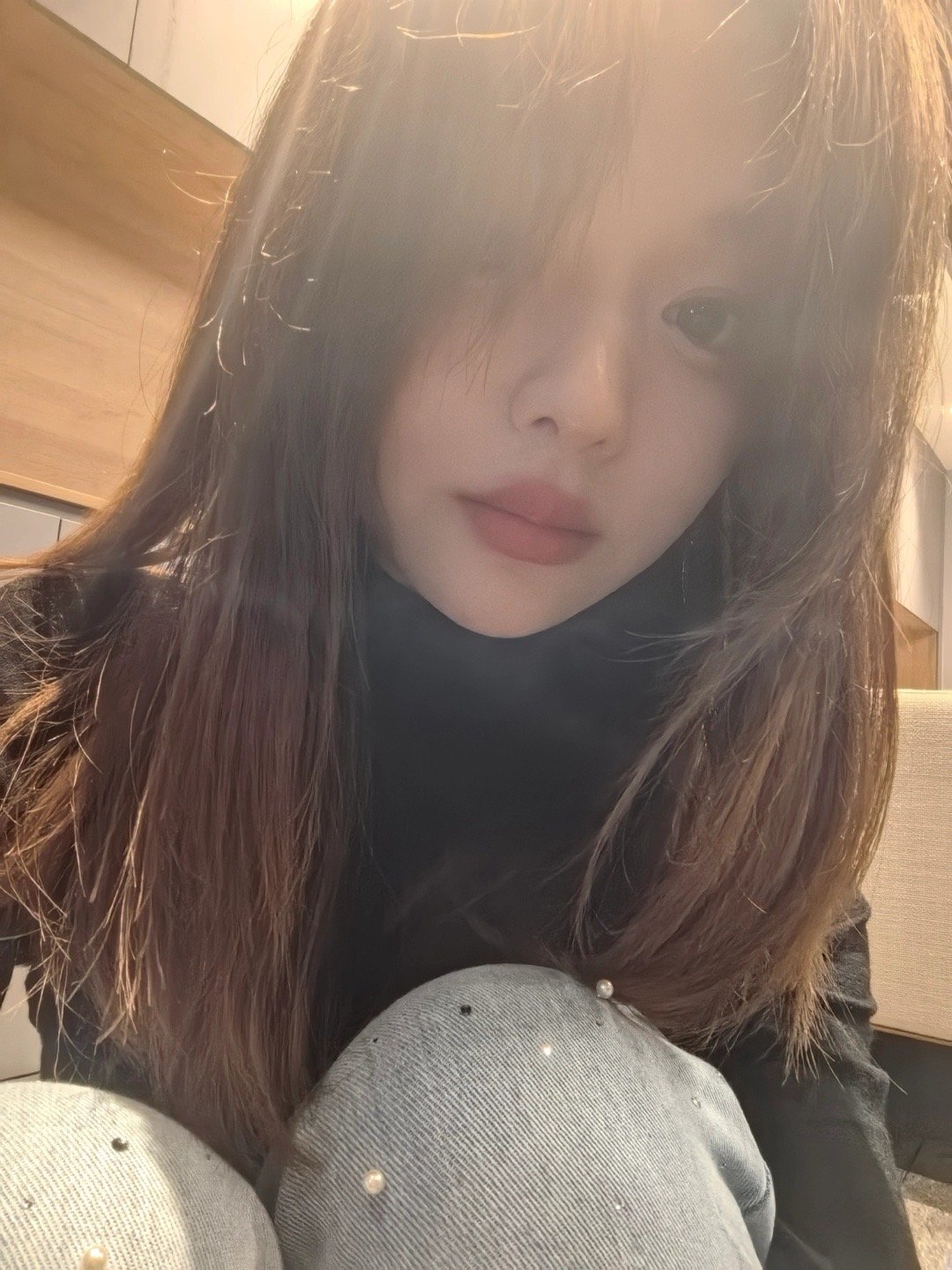 黄霄雲在AG主场观赛 从音乐舞台到电竞赛场，黄霄雲的身影出现在哪里，哪里就充满了