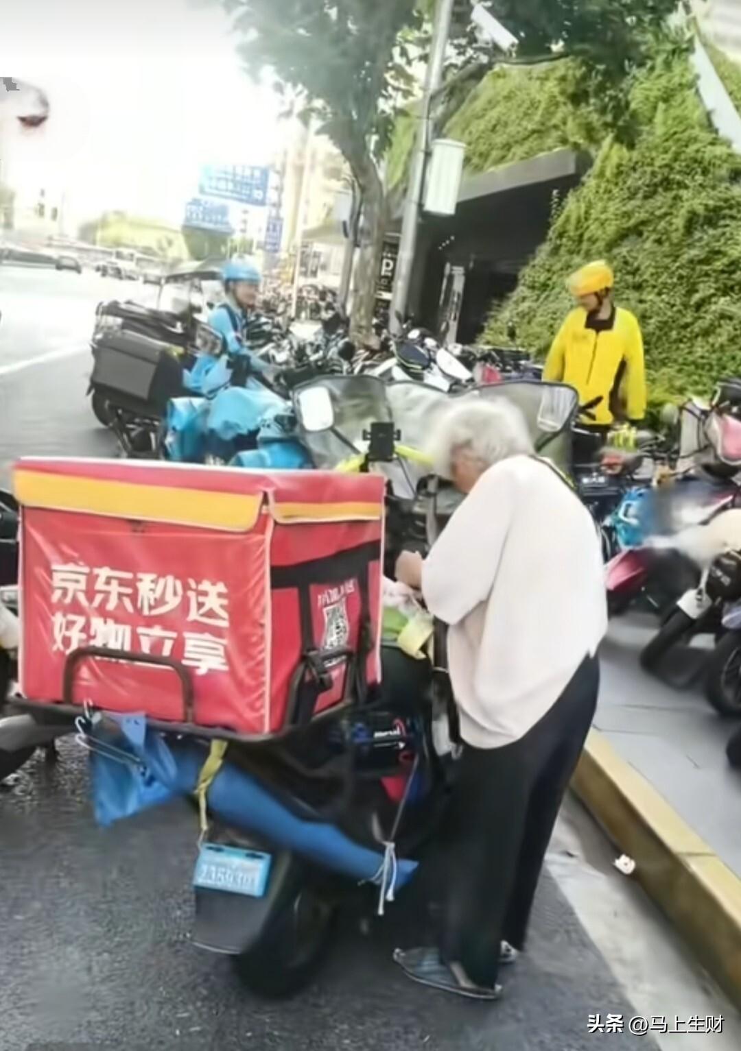 不是老人变坏了，而是坏人变老了。一老人当街明拿外卖小哥的外卖。

外卖小哥实在是