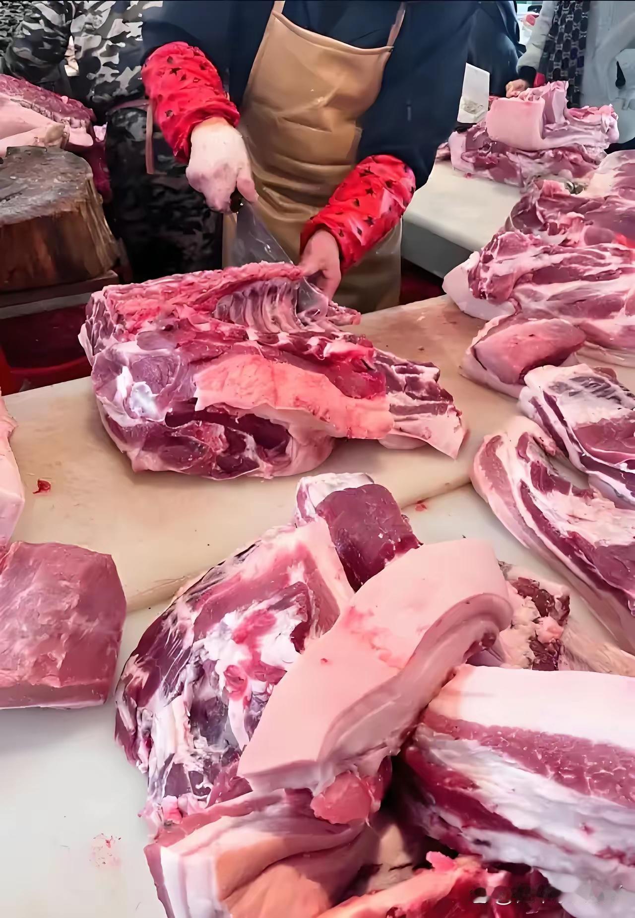 现在的猪肉价格7.5，8.5，太便宜了。难道大家都不吃猪肉了吗？还是大家兜里，囊