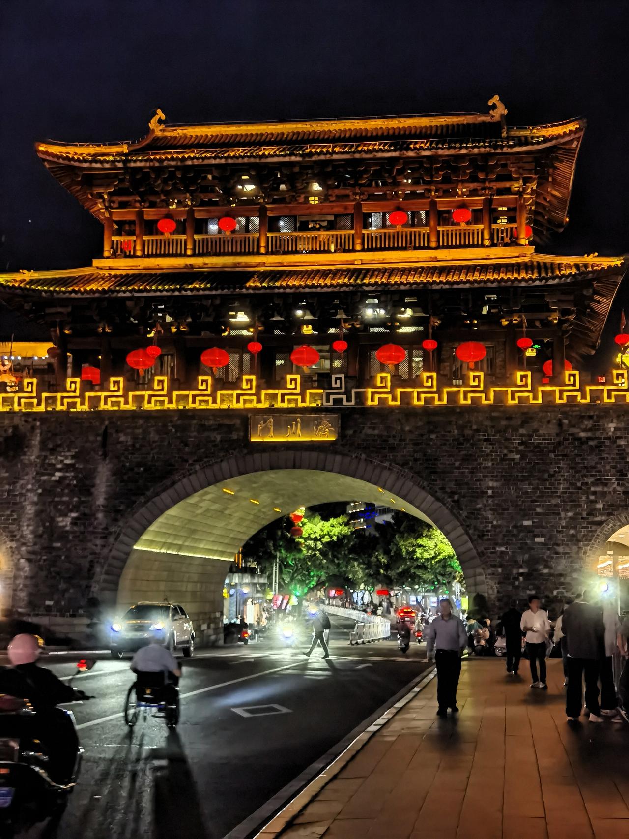 青砖驮着千年的风，济川门下，车流与旧时光打了个照面。
长汀的城，一半是烟火，一半