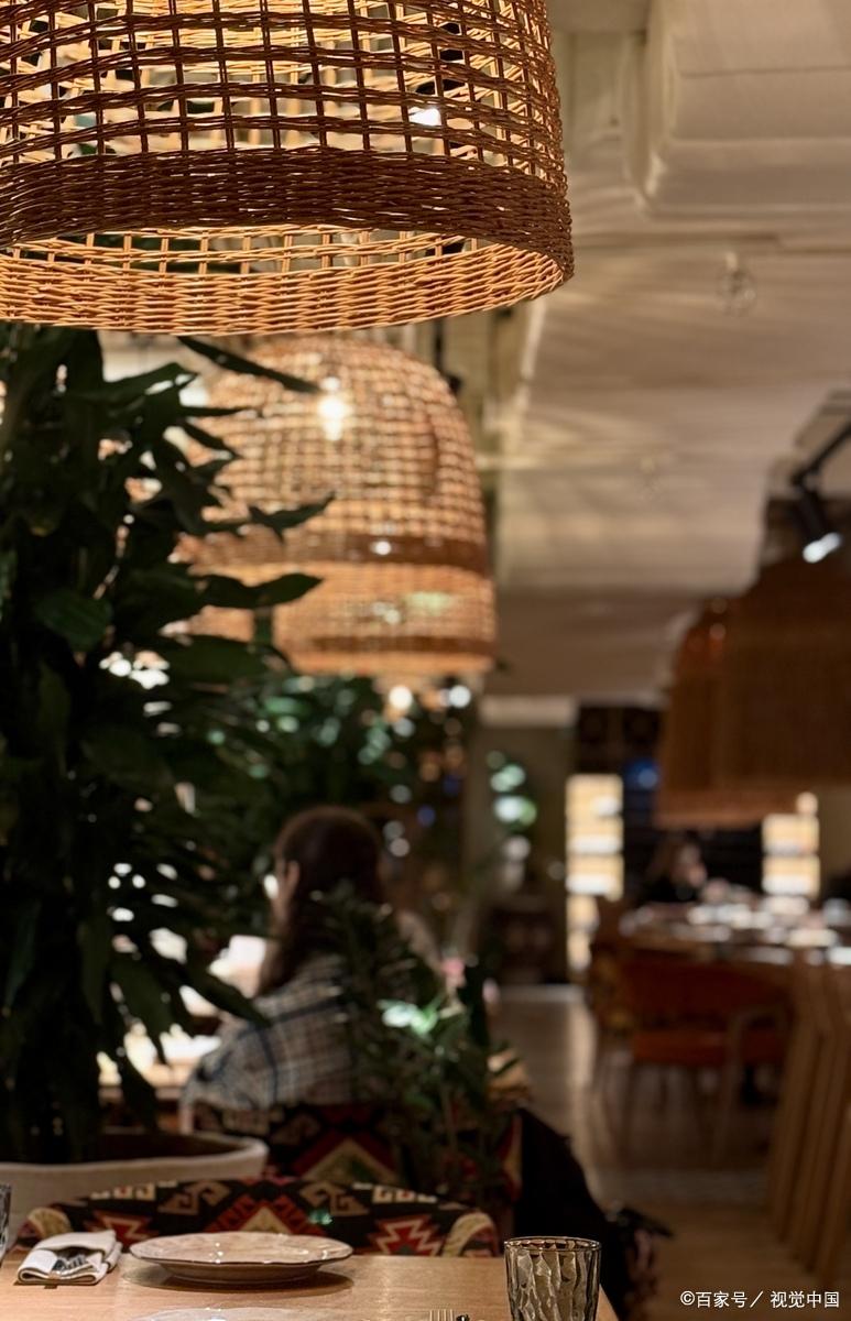 网红餐厅等位3200桌，女子排队到崩溃。



3月12日，杭州湖滨银泰某网红回