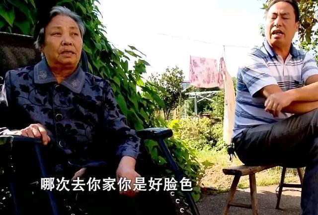 湖南一老太，名下5套房、拆迁款16万，82岁却被子女“抛弃”，住在被拆了半边墙的