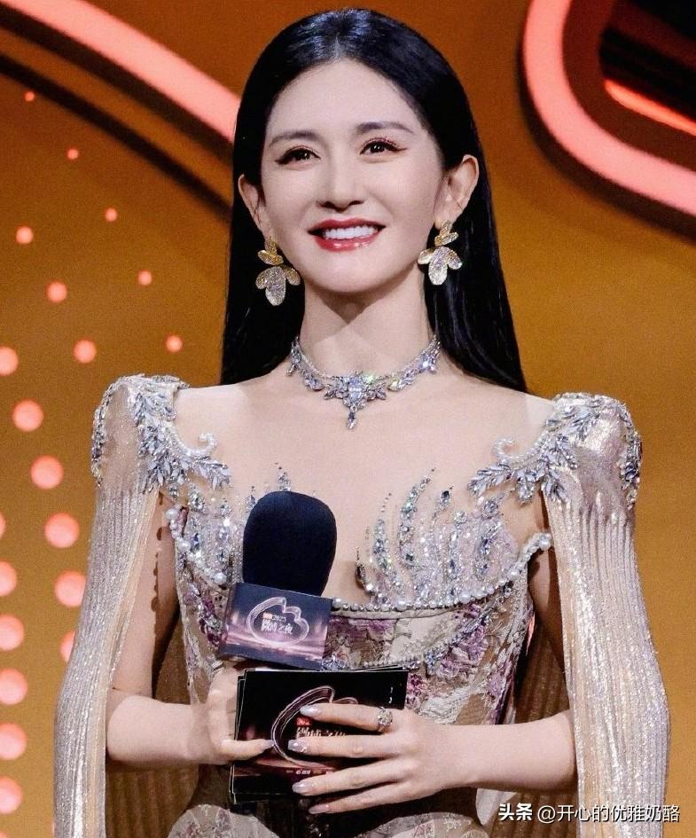 谢娜硬刚薜之谦，直接喊话道歉。
谢娜洋洋洒洒说好多，重点就是我的男人可以忍，但我