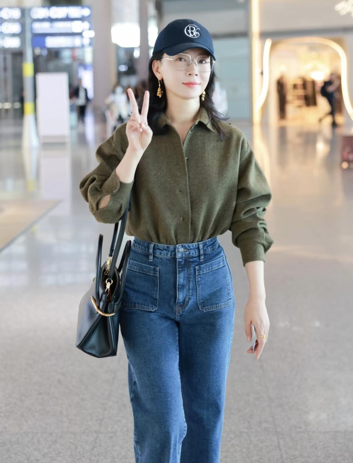 陈数街拍，这一套超减龄呀！
军绿色磨毛衬衫搭配高腰阔腿牛仔裤，松弛感拉满，瞬间化